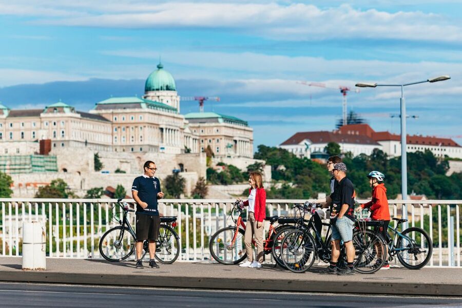 Budapest: Grand Sightseeing Bike Tour - Getting Oriented Fast on a 3-Hour Danube and Castle Loop