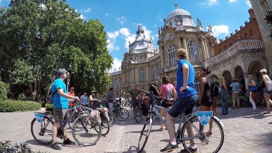 Budapest: Guided Bike & E-bike Tour with a Goulash - Andrássy Avenue to Elizabeth Square: Grand Boulevards and Quick Photo Wins