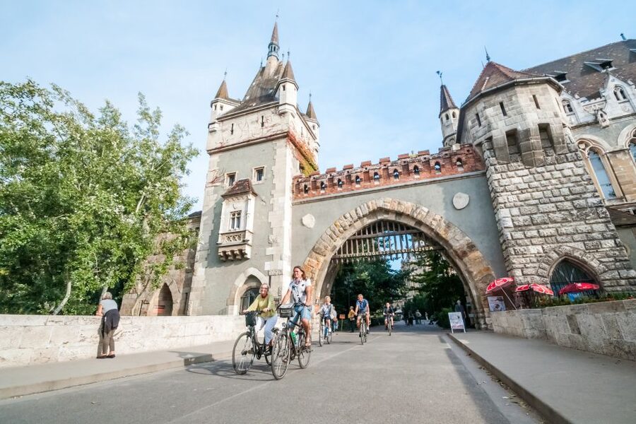 Budapest: Guided City Discovery Bike Tour - Chain Bridge Photo Views and Returning on Old Budapest Side Streets