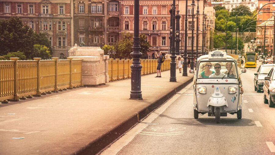 Budapest: Half-Day Exclusive Highlights Private Tour - Panoramic Photo Stops and Night-Lights Vibes