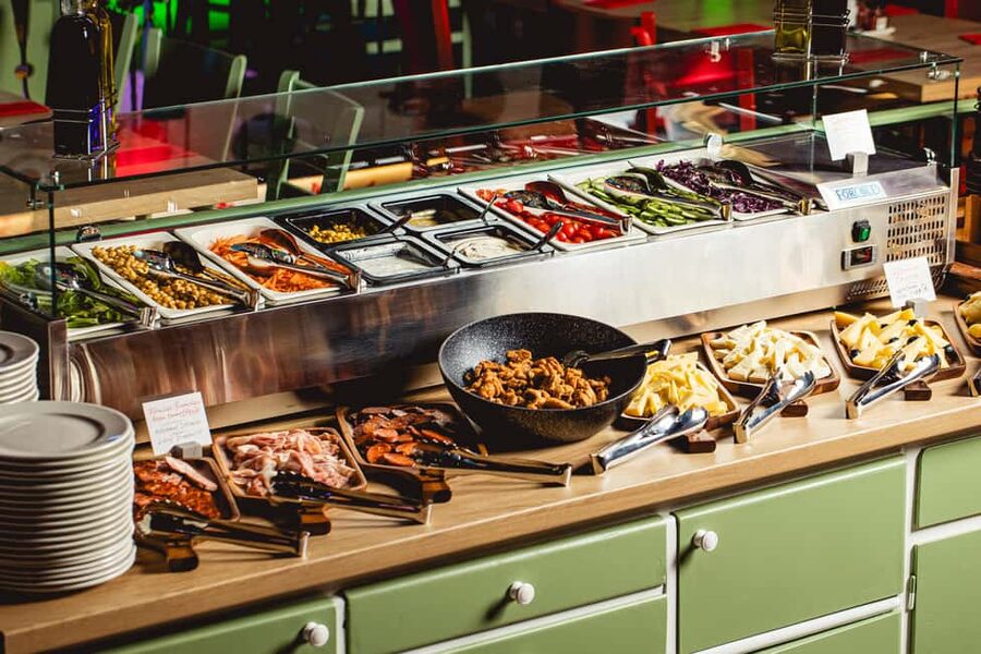 Budapest: Hungarian Dinner & Show with Unlimited Drinks - The buffet dinner in central Budapest