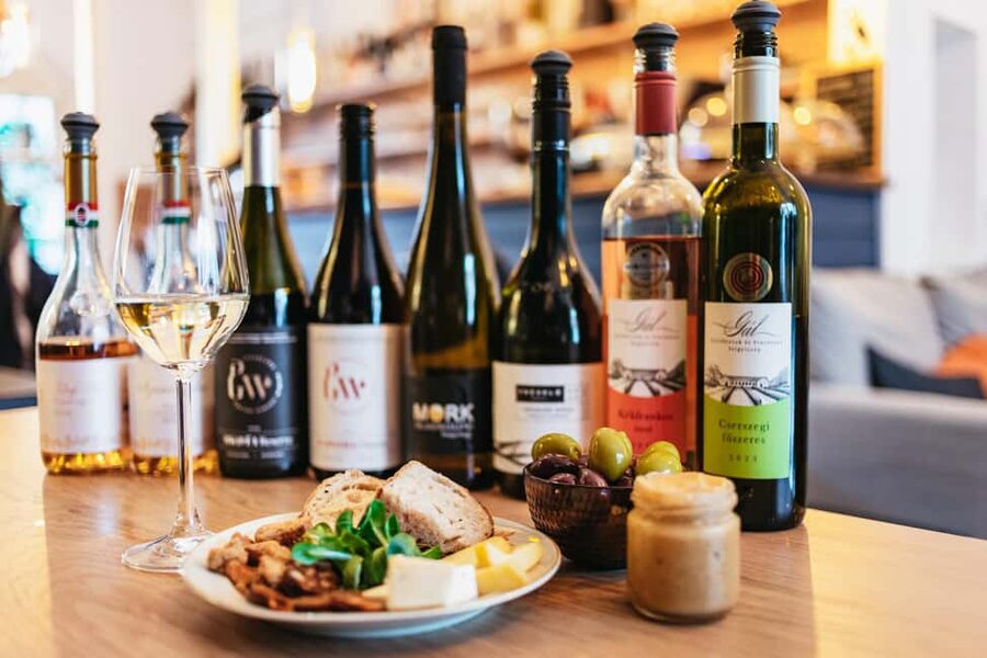 Budapest: Hungarian Wine Tasting with 8 Wines and Tapas - The 2-hour tasting flow: what you will actually do