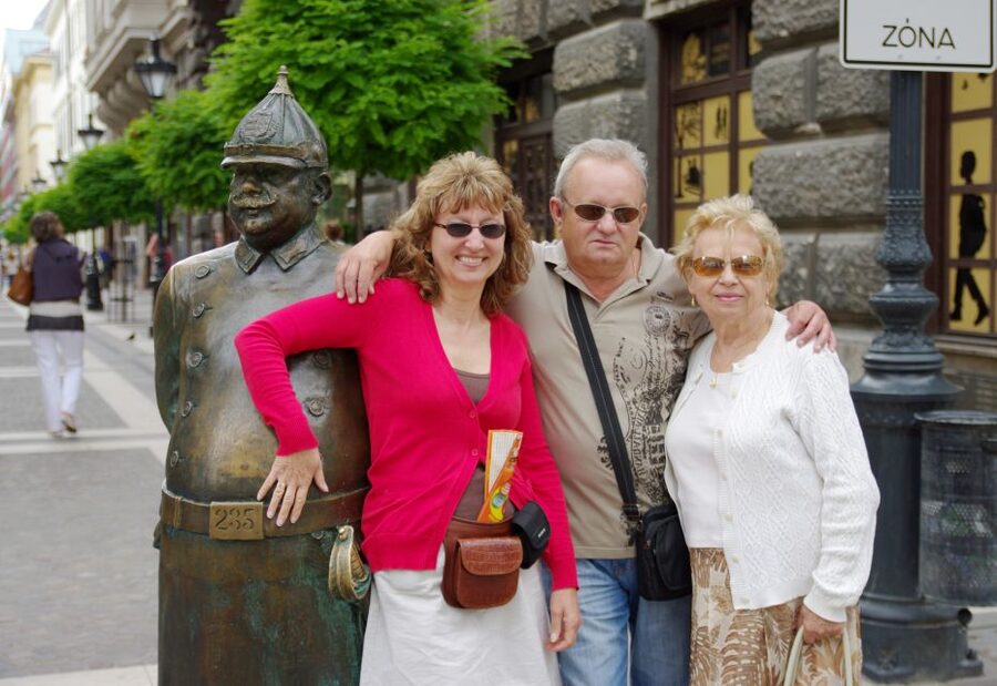 Budapest: Inner City Walking Tour in German - St Stephen’s Basilica: the dome, the colonnade, and why it matters