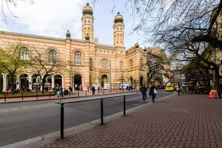 Budapest Jewish Ghetto History Private Guided Walking Tour - Dohány Street Synagogue: UNESCO grandeur plus the Raoul Wallenberg memorial