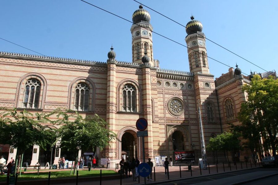Budapest: Jewish Heritage Guided Tour with Synagogue Ticket - Dohány Street Synagogue: skip-the-line entry and the meaning behind the size