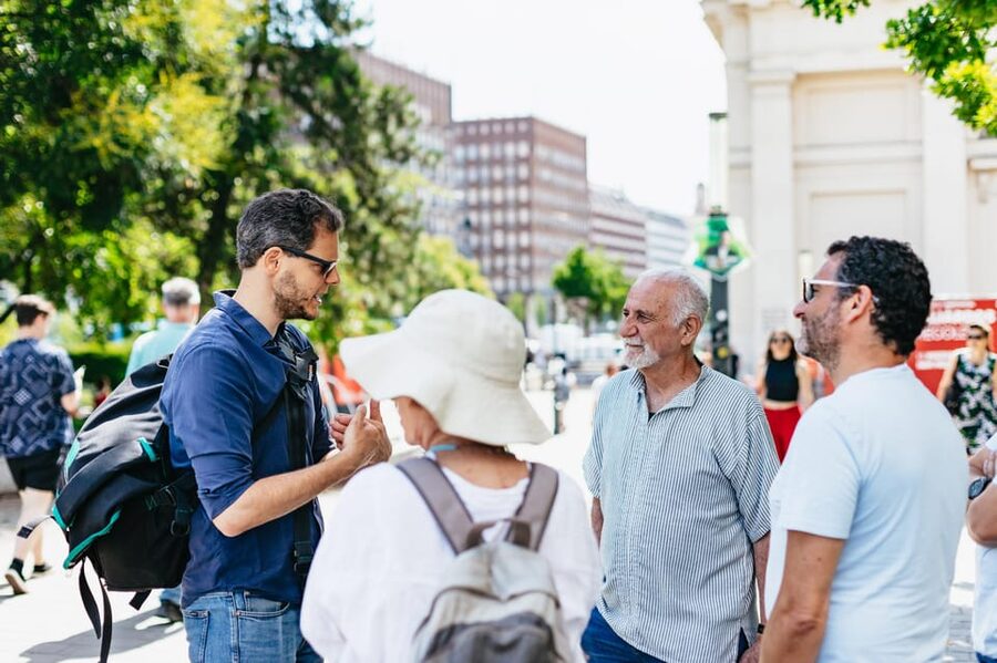 Budapest: Jewish History Guided Walking Tour with Historian - WWII Survival Stories at Memorials: Wallenberg and Carl Lutz