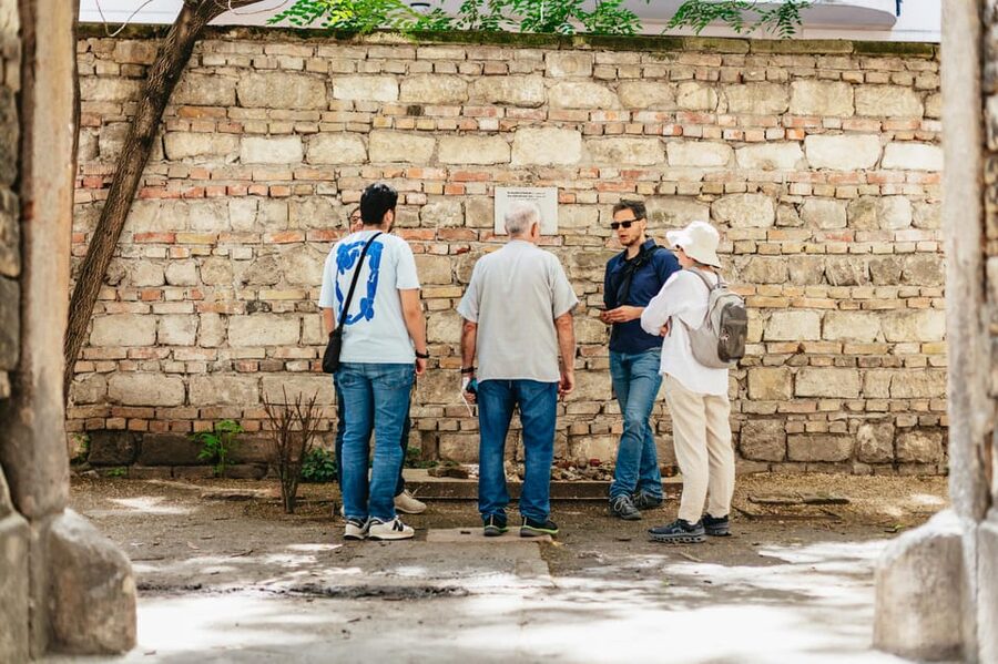 Budapest: Jewish History Guided Walking Tour with Historian - Street Art, Gozsdu Passage, and Practical Nightlife Tips for Elizabeth Town