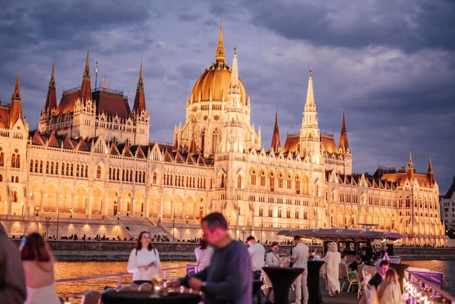 Budapest: Lotus Cruise with Unlimited Aperol and Prosecco - Sunset versus evening: how to choose your start time