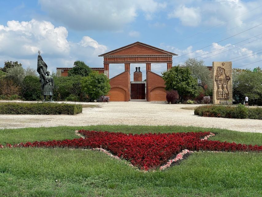 Budapest: Memento Park and Icons of Communism Guided Tour - Walking the Open-Air Museum: Marx, Lenin, and the Propaganda Machine