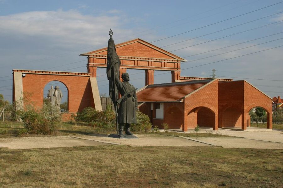 Budapest: Memento Park Ticket - Arrival at Stalin’s Grandstand: the moment you get the scale