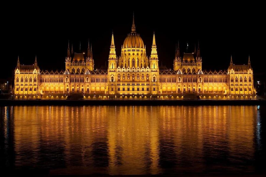 Budapest Night Tour in Spanish and Danube Boat Ride (optional) - Key highlights worth your attention