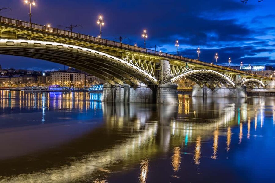 Budapest Night Tour in Spanish and Danube Boat Ride (optional) - Liberty Square in the lights: controversial monuments, clear context