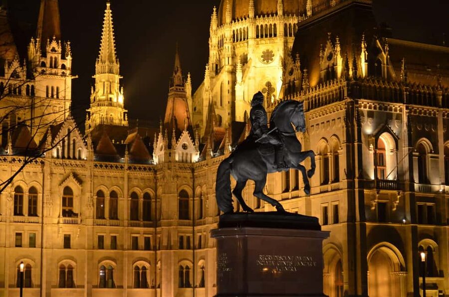 Budapest Night Tour in Spanish and Danube Boat Ride (optional) - Timing, what to bring, and how to not lose the thread