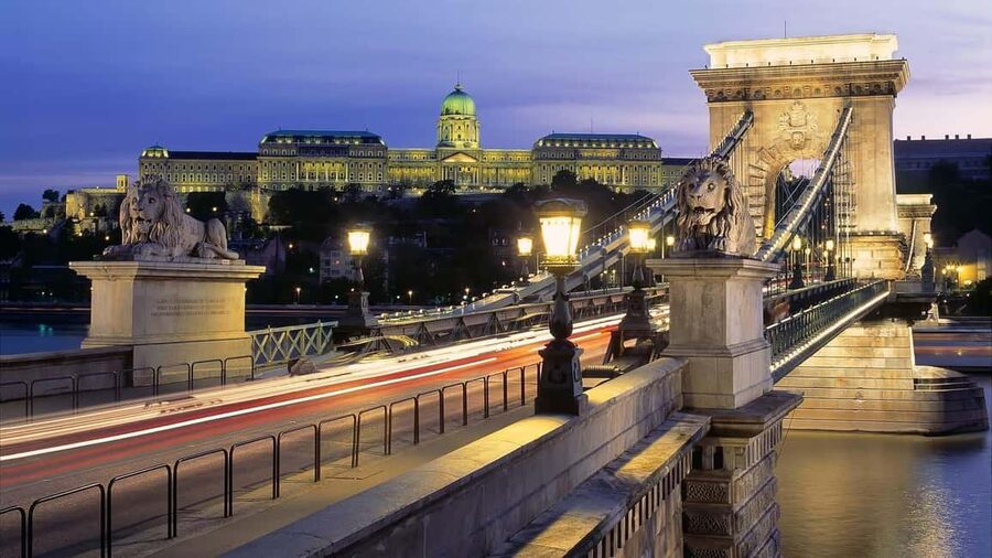 Budapest Night Tour in Spanish and Danube Boat Ride (optional) - St. Stephen’s Basilica: more than a dramatic facade at night