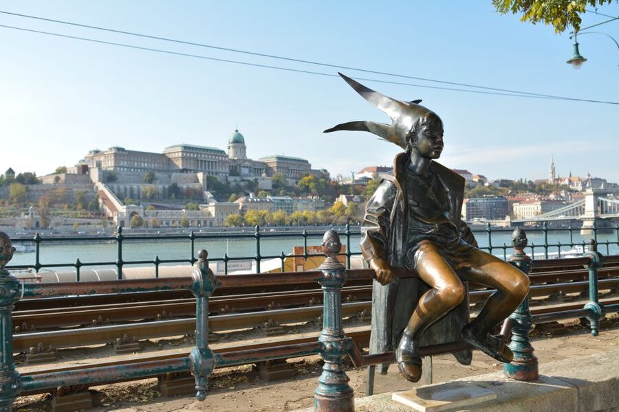 Budapest: Night Walking Tour with Danube River Cruise - Guides like Petra and Balázs, and why the stories matter