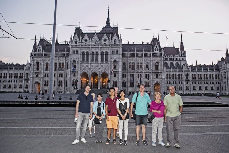 Budapest: Night Walking Tour with Danube River Cruise - The 3-hour rhythm, from Hungarian State Opera steps to the Danube
