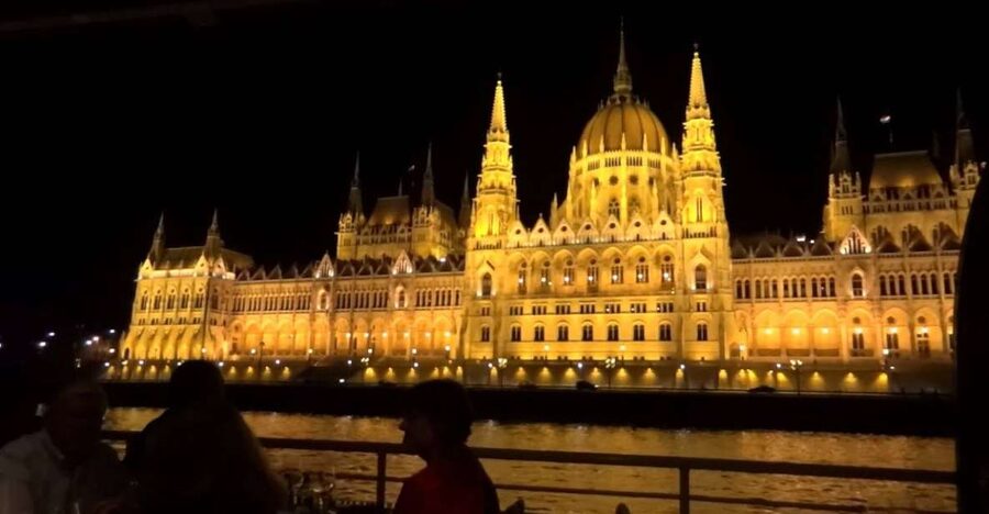 Budapest: Night Walking Tour with River Cruise and Wine - Key things to know before you go