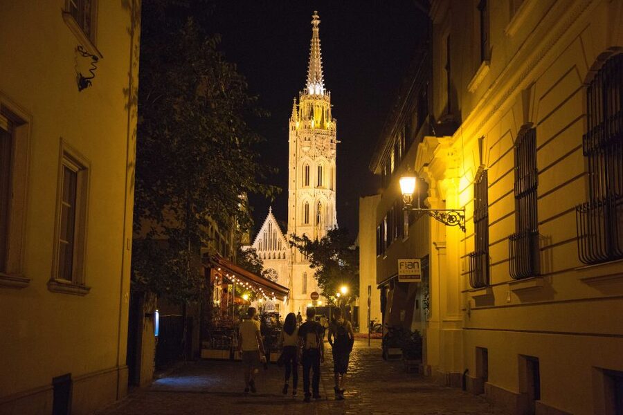 Budapest: Night Walking Tour with River Cruise and Wine - Chain Bridge at night: the pay-off view and what to watch for