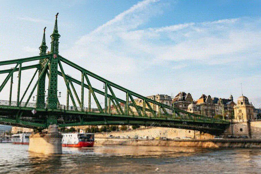 Budapest: Nighttime or Daytime Sightseeing Cruise - Drinks and snacks onboard, and how to plan your spending
