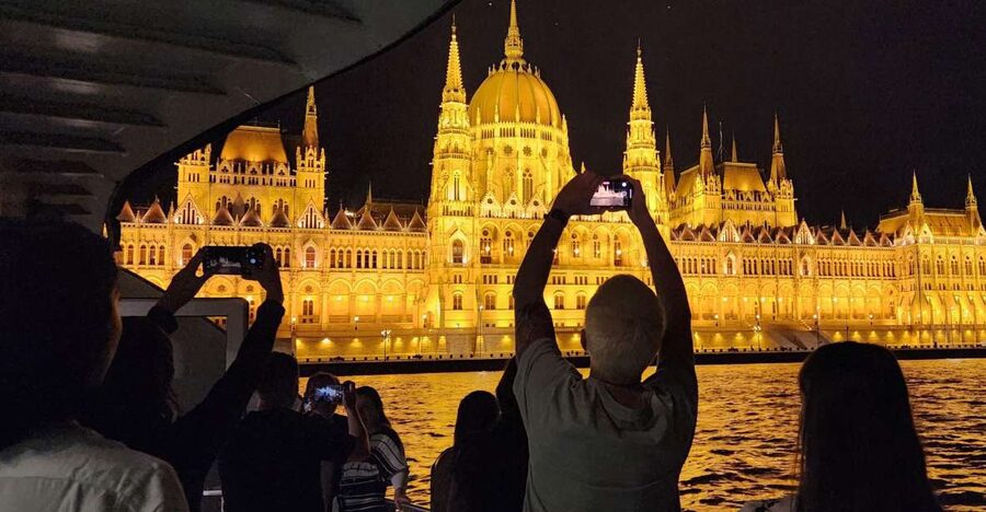 Budapest: Nighttime or Daytime Sightseeing Cruise - Gellert Hill statue, Vigadó Square, and the Danube Promenade