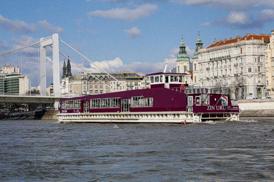 Budapest: Nighttime or Daytime Sightseeing Cruise - Daytime vs nighttime: how to pick your ideal departure