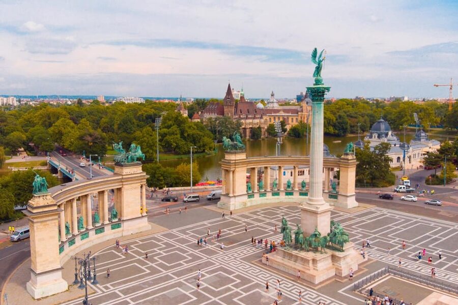 Budapest Old Town and Top Attractions Private Walking Tour - Liberty Square: 20th-Century Hungary in One Public Space