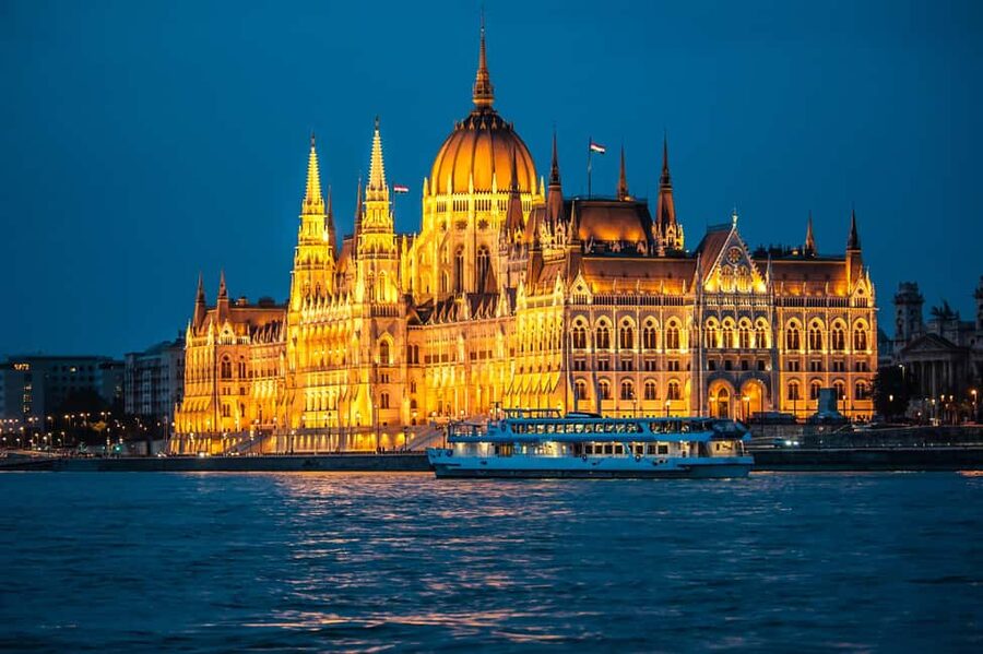 Budapest: Parliament Panorama Cruise with Törley Prosecco - Gellért Hill, Citadella, and the Liberty Statue on the Skyline