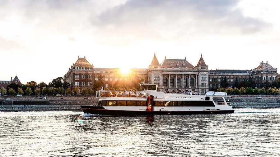 Budapest: Premium Sightseeing Cruise with Tokaj Frizzante - Key things to know before you go