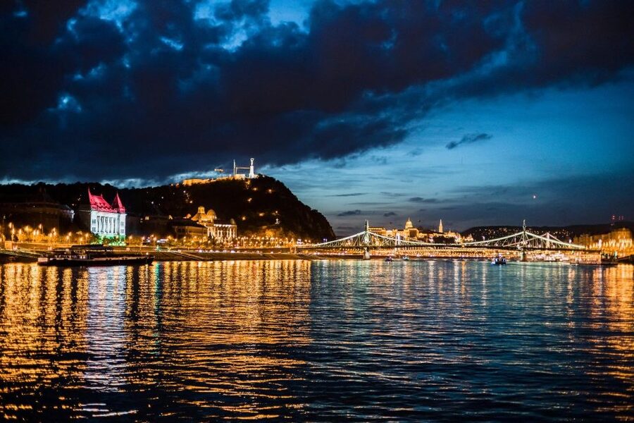 Budapest: Premium Sightseeing Cruise with Tokaj Frizzante - One Hour on the Danube, with Tokaj Frizzante and a Built-In Plan