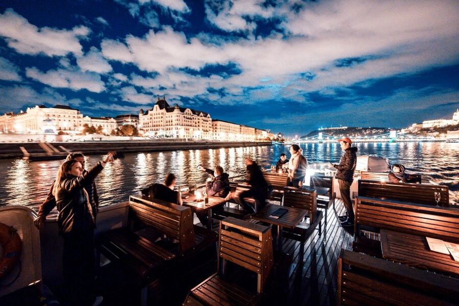Budapest: Premium Sightseeing Cruise with Tokaj Frizzante - Welcome Drink and Onboard Bar: A Value That Feels Like a Treat