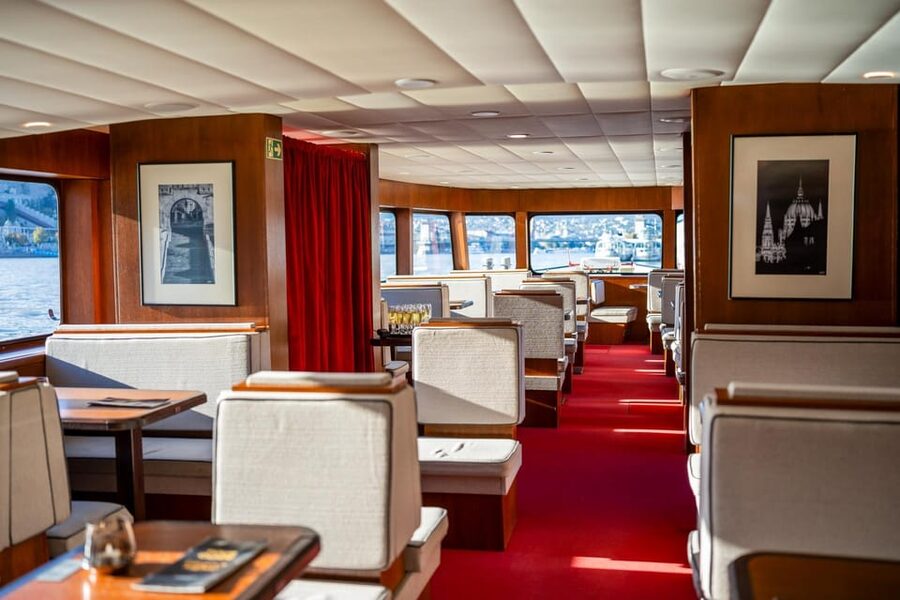 Budapest: Premium Sightseeing Cruise with Tokaj Frizzante - Restrooms, Wi-Fi, Umbrellas, and Blankets: The Comfort Checklist