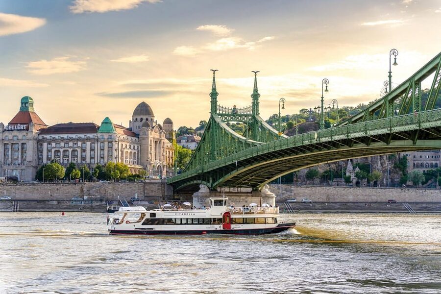 Budapest: Premium Sightseeing Cruise with Tokaj Frizzante - Photo and Timing Tips That Make the Difference