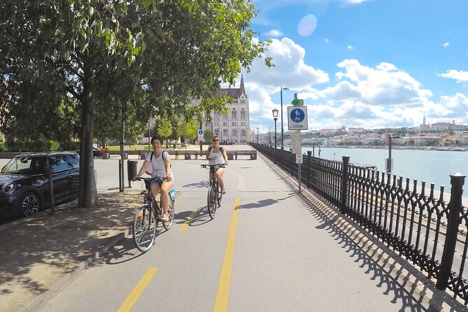 Budapest private Bike & e-Bike Tour with a drink - Szechenyi Chain Bridge and Castle Garden: classic Budapest views, short and sweet