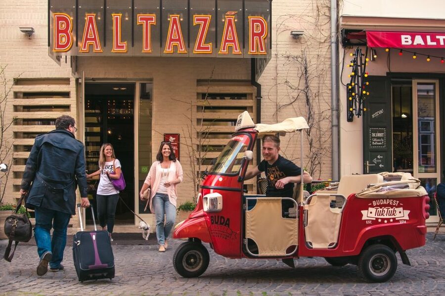 Budapest: Private City Tuk-Tuk Tour & Boat Cruise - Andrássy Avenue, Jewish Quarter, Gellért area, and Parliament, all in one flow