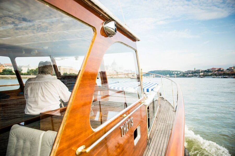 Budapest: Private Danube Yacht Cruise with Welcome Drink - Margaret Bridge, Gellért Hill, and the night-time glow