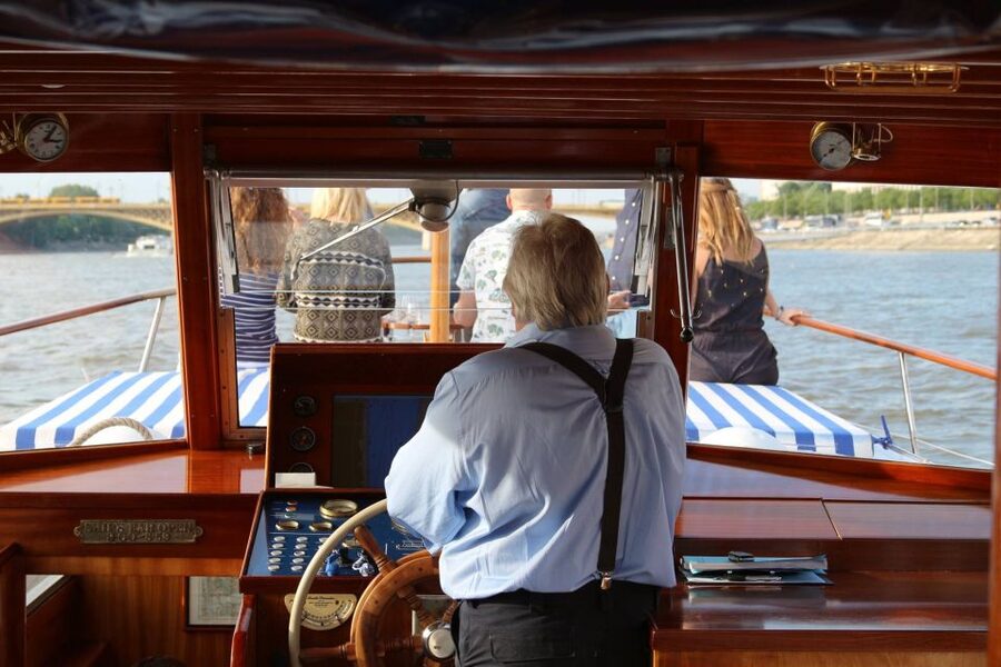 Budapest: Private Danube Yacht Cruise with Welcome Drink - Downtown boarding by Erzsébet Bridge, then north toward Margaret Island