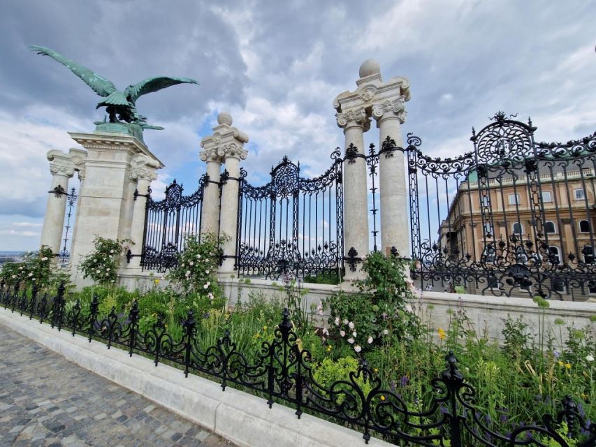 Budapest: private deluxe tour with a native, in Spanish - Buda Castle area: the views, the story, and the optional church entry