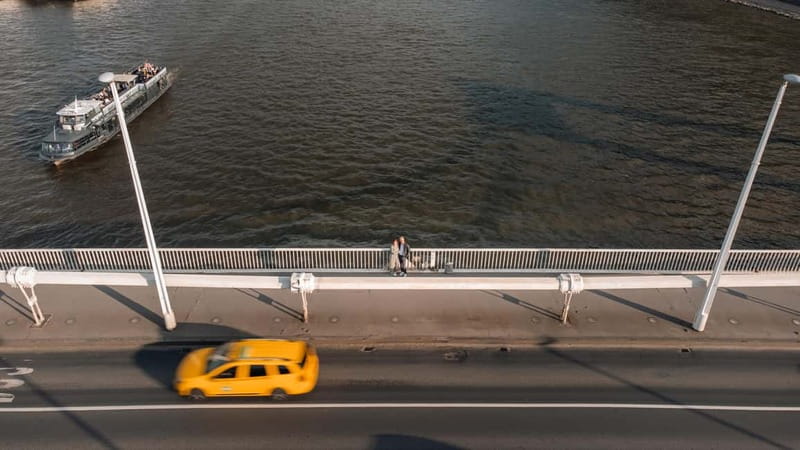Budapest: private drone photo session - Liberty Bridge shoot, posing without turning it into a production
