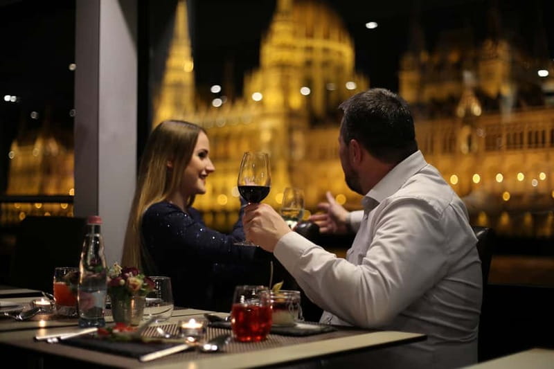 Budapest: Prosecco Dinner Cruise with Live Music - Window seats, open windows, and where to aim your photos