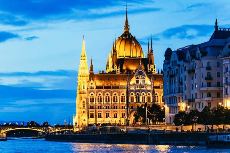 Budapest: Prosecco Dinner Cruise with Live Music - Where to meet, and how to find the Silverline boat fast