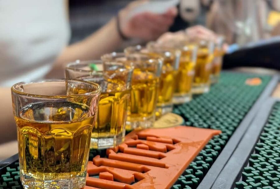 Budapest: Ruin Bars, Street Art, and Jewish Quarter Tour - Welcome Refreshments at a Local Bar
