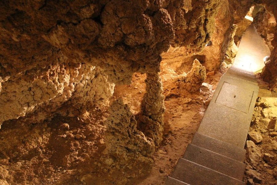 Budapest: Semlő-hegyi & Pál-völgyi Caves Guided Walking Tour - What to wear and bring for a cool, drippy cave day