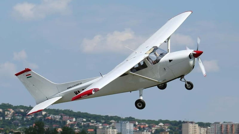 Budapest Sightseeing Flight with Cessna C172 - Danube River flight time: where your best photos will come from
