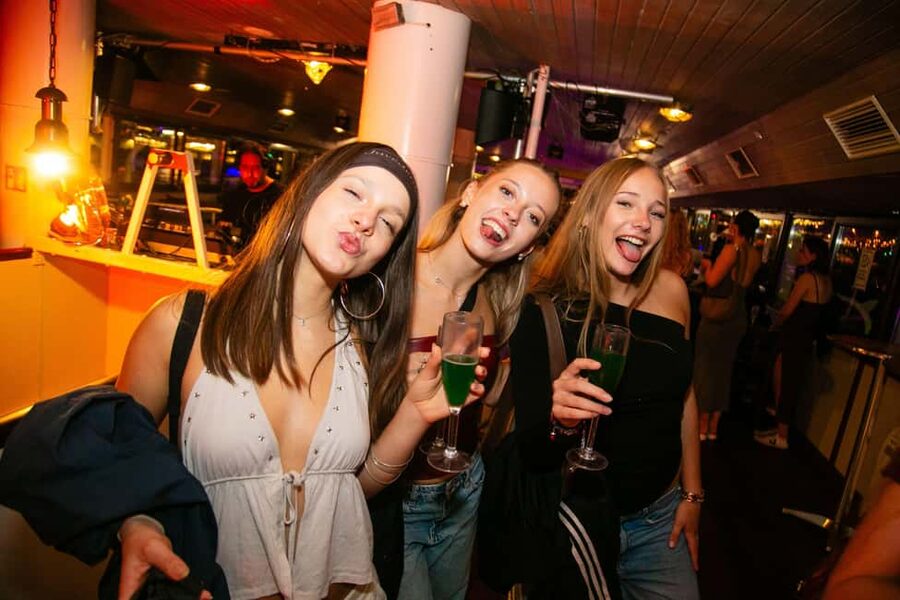 Budapest: Sightseeing River Cruise with Unlimited Cocktails - The 75-minute Danube route, landmark by landmark