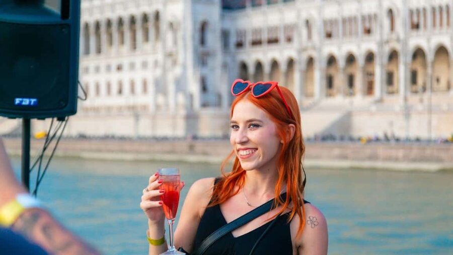 Budapest: Sightseeing River Cruise with Unlimited Cocktails - Who this cruise suits best, and who should think twice