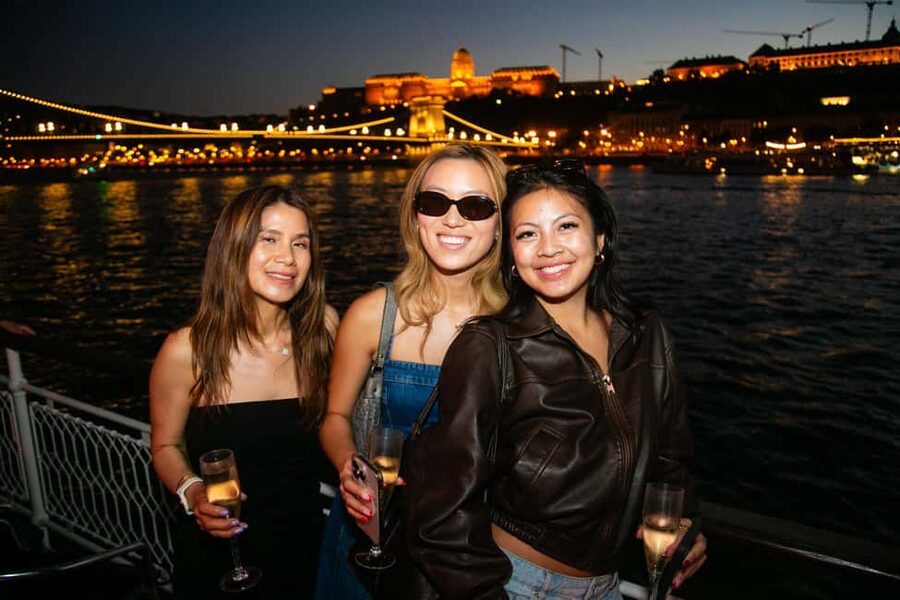 Budapest: Sightseeing River Cruise with Unlimited Cocktails - Should you book this Budapest Boat Party sunset cruise?