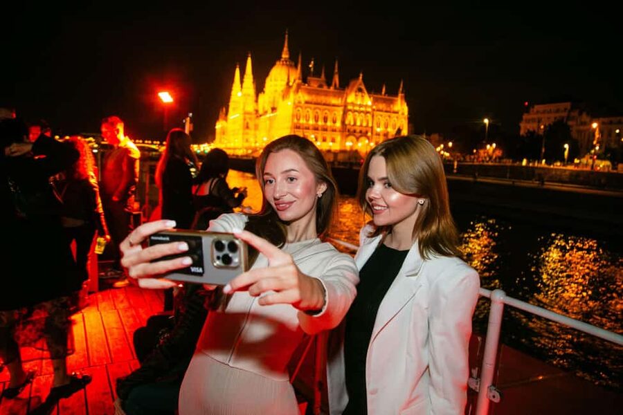 Budapest: Sightseeing River Cruise with Unlimited Cocktails - Boarding at Akadémia Dock 2, and how to avoid a late-arrival headache