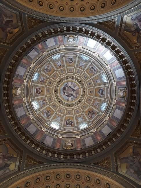 Budapest: St. Stephen's Basilica Tour & Music Performance - Meeting in front of St. Stephen’s Basilica, finding the Maggino guide