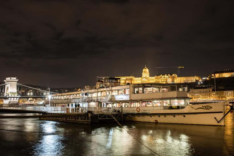 Budapest Super Saver: Spa, Basilica Tour, and Danube Cruise - The guides make the difference, especially at the Basilica