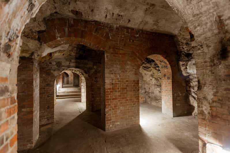 Budapest: The WWII Siege of Buda Castle & Bomb Shelter Tour - Lovas Way and the transition between stories: staying oriented while it gets darker
